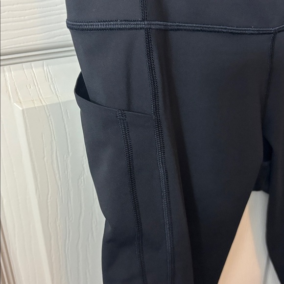 Athleta Black Ultimate Stash II Capri Leggings - Picture 3 of 8